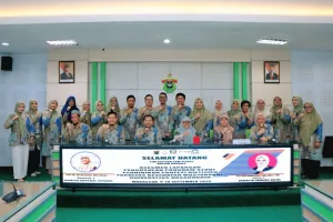 Tim asesor LAM-PTKes bersama pimpinan dan dosen Fakultas Kesehatan Masyarakat Universitas Hasanuddin (FKM Unhas) berfoto bersama usai pelaksanaan asesmen lapangan terkait pembukaan Program Studi Pendidikan Profesi Dietisien, di Ruang Senat FKM Unhas, Makassar, 9–10 September 2025.